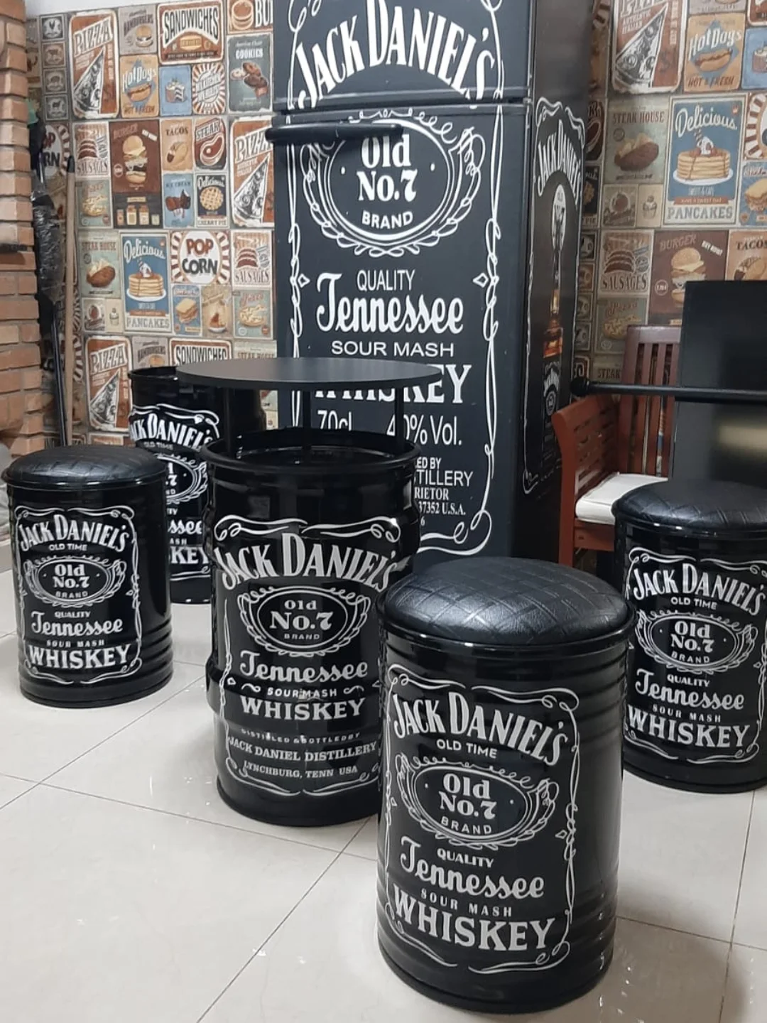 Kit Jack Daniel's em tambor instalado ao lado da geladeira Jack Daniel's do cliente Adriano
